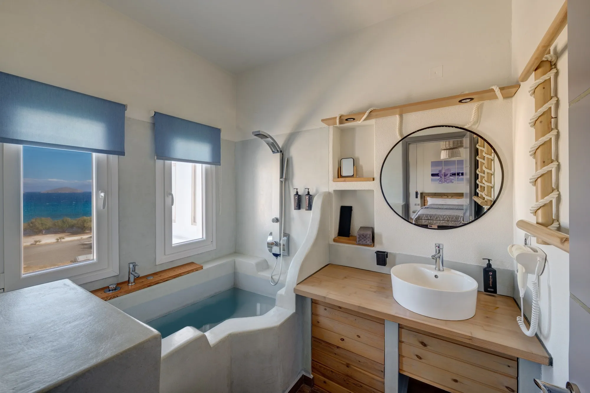Executive Sea View Suite with Jetted Tub — 1/11