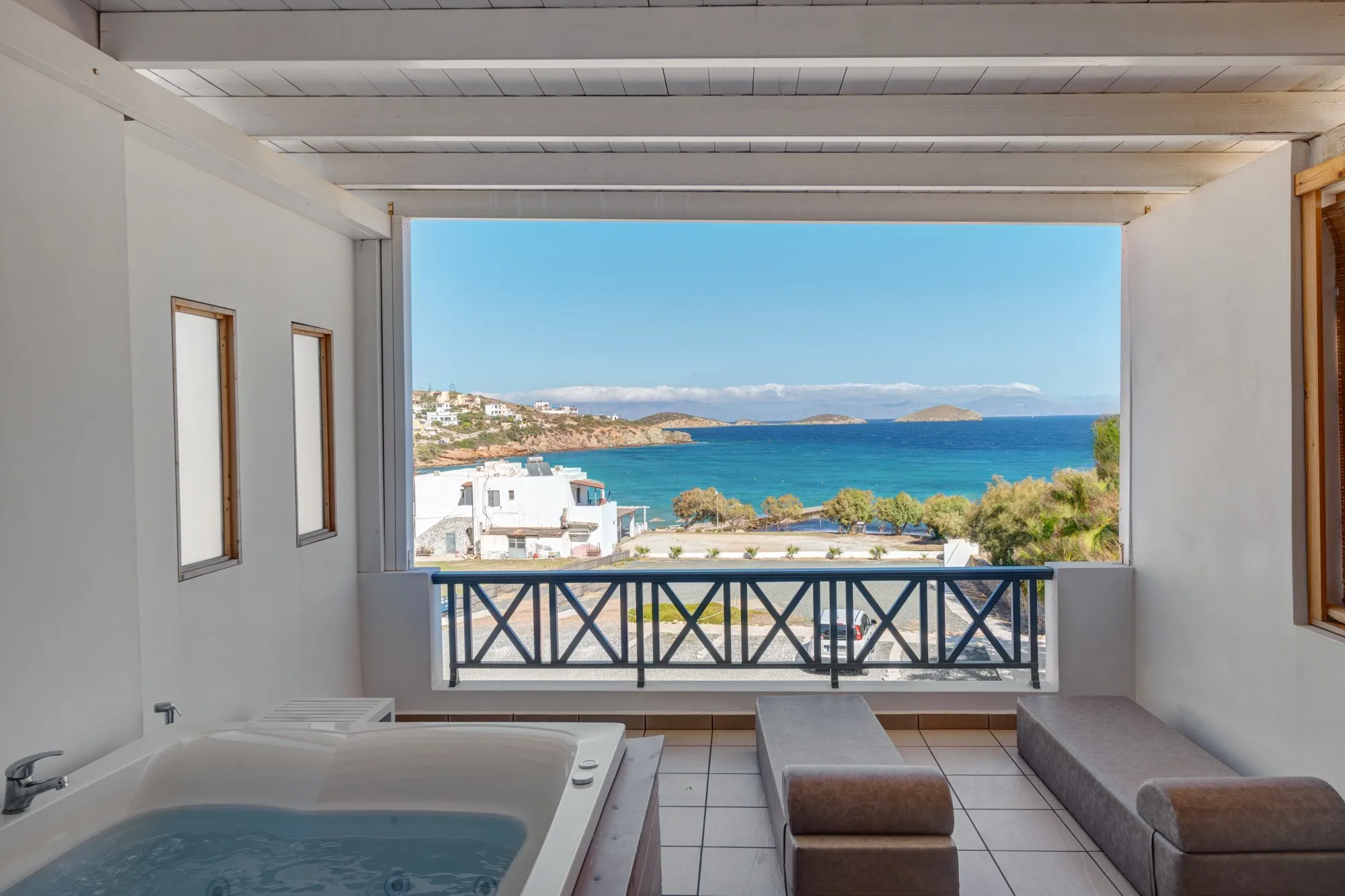 Executive Sea View Suite with Jetted Tub — 1/9