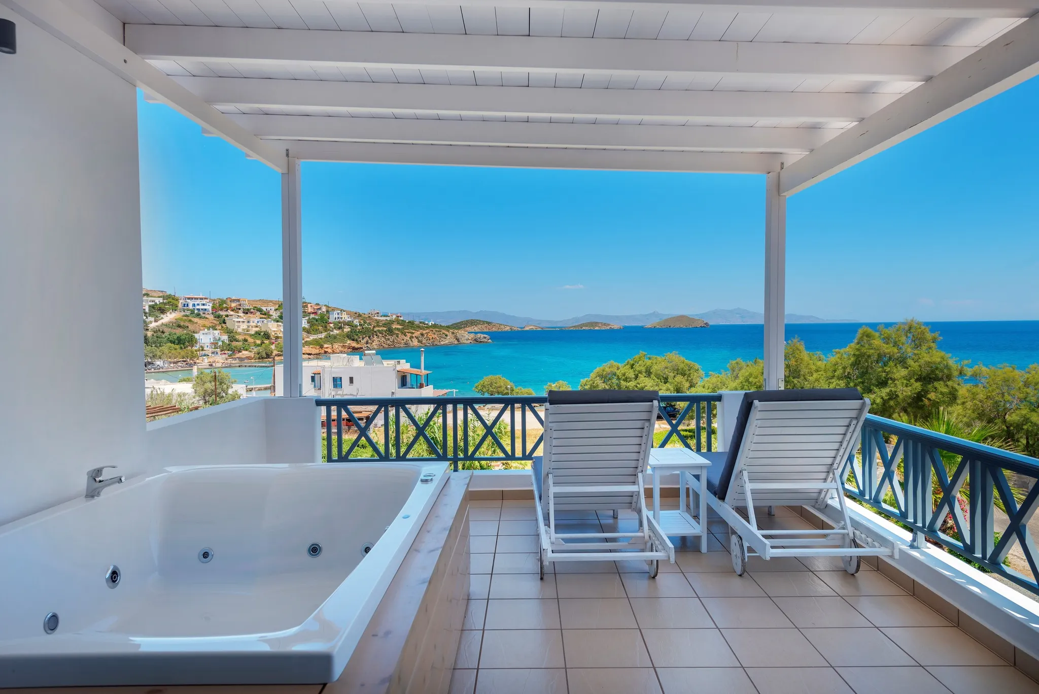 Executive Sea View Suite with Jetted Tub — 1/12