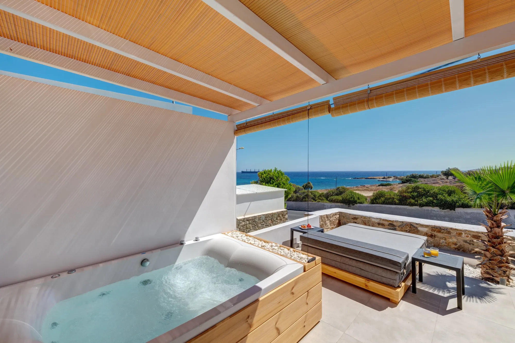 Superior Double Room Sea View with Jetted Tub — 1/10